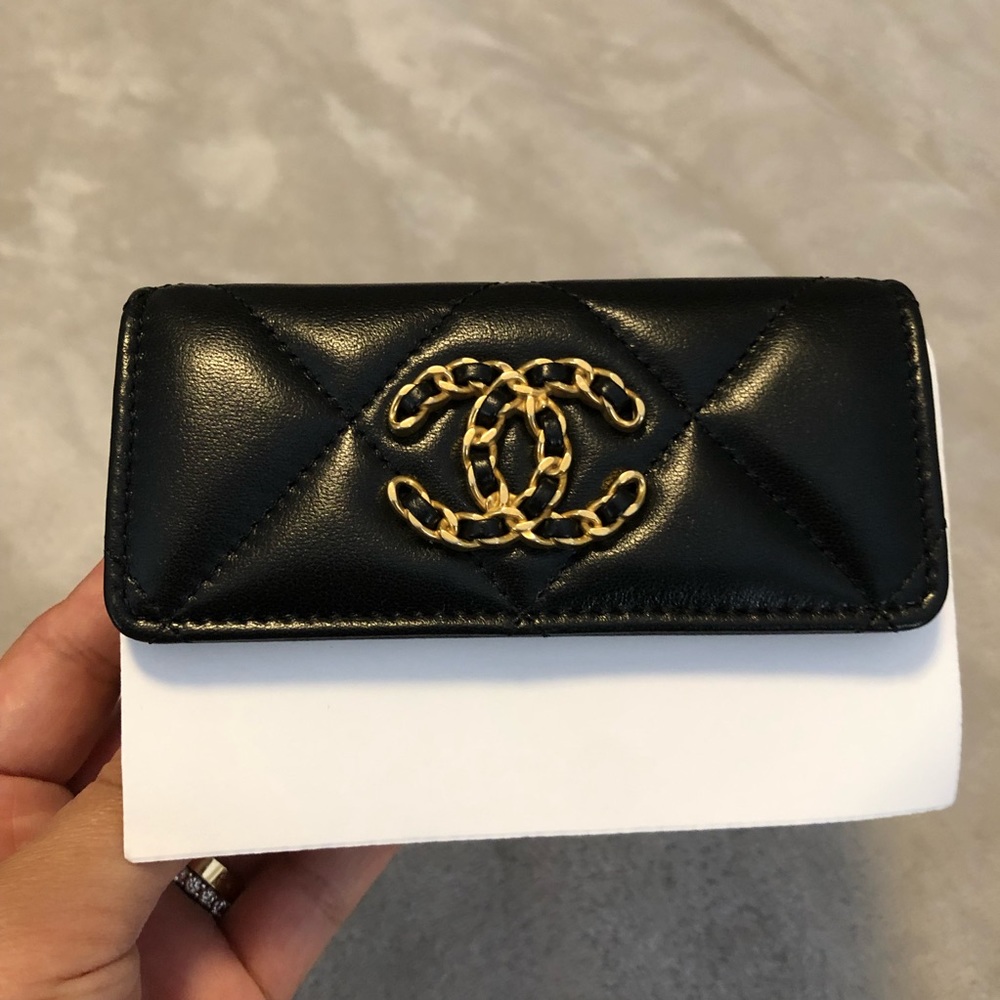 NWT 22P CHANEL 19 CARD HOLDER in Black and gold. Comes full set.